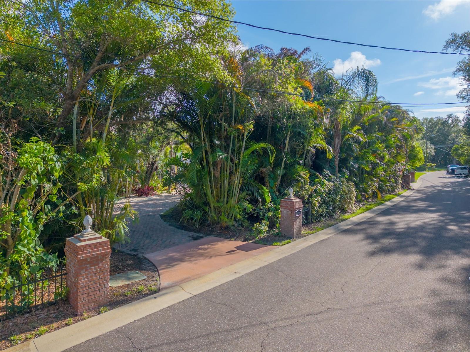 1821 OAK CREEK DR — photo 2