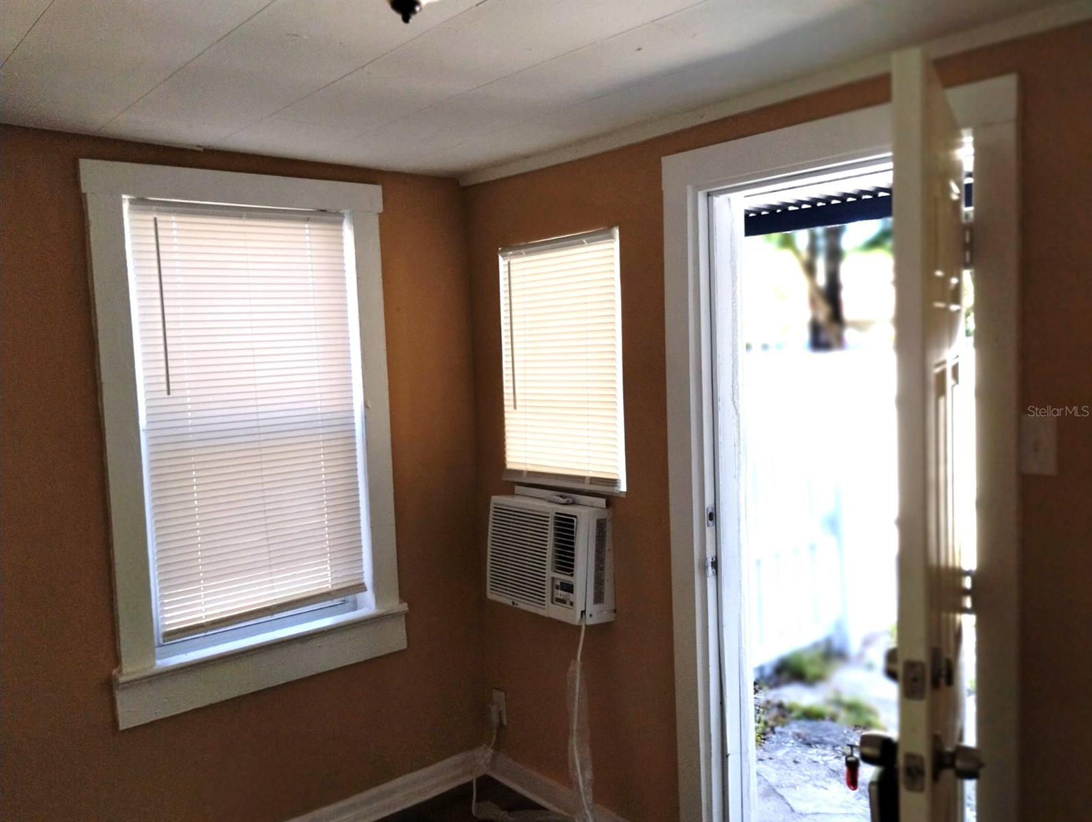 418 E AMELIA AVE #D — photo 3