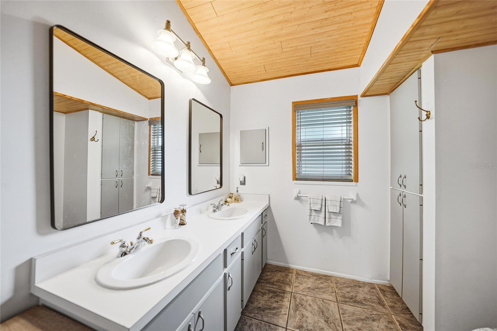 2631 FIESTA DR — photo 23