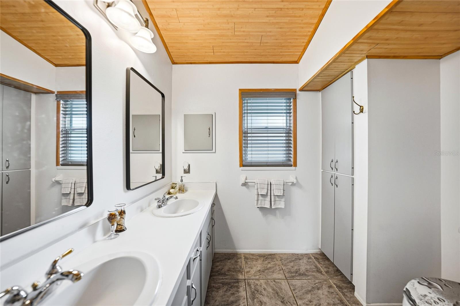 2631 FIESTA DR — photo 24
