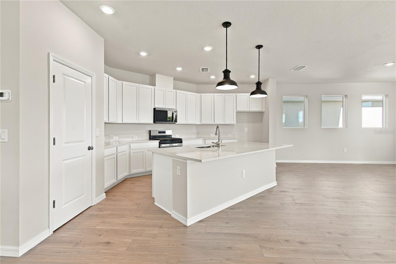 600 ALLORA AVE — photo 2