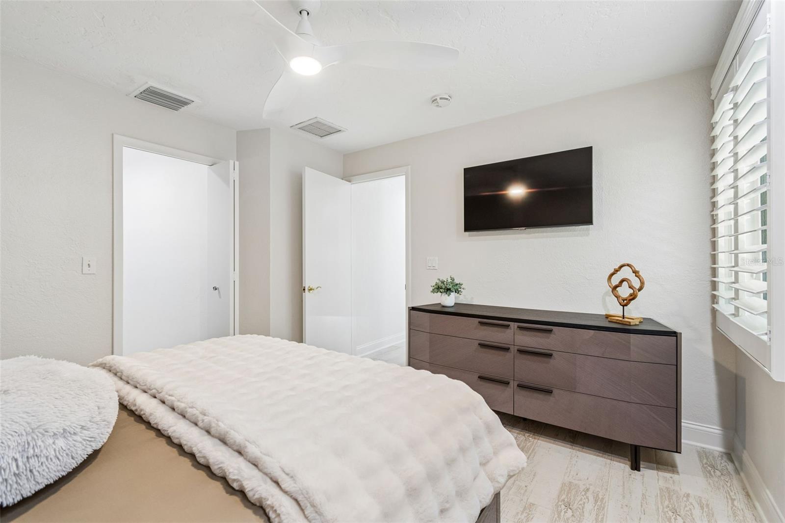 2038 CAROLINA AVE NE — photo 37