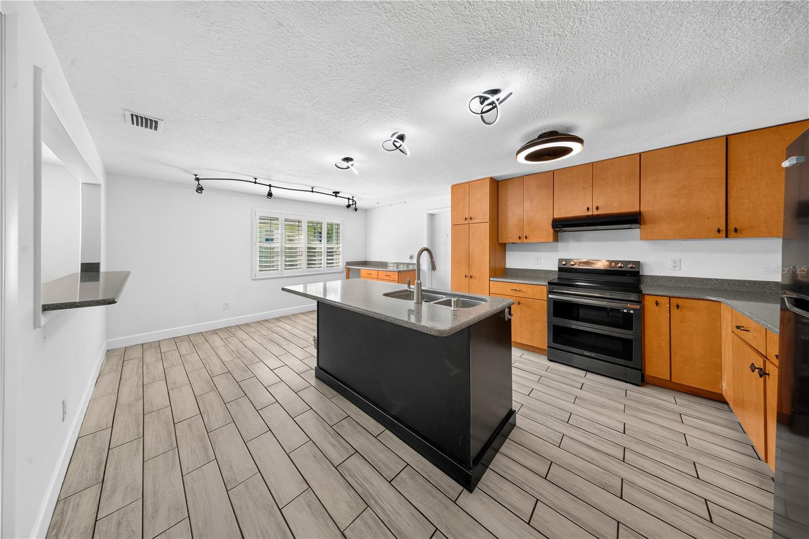 986 LEXINGTON DR — photo 3