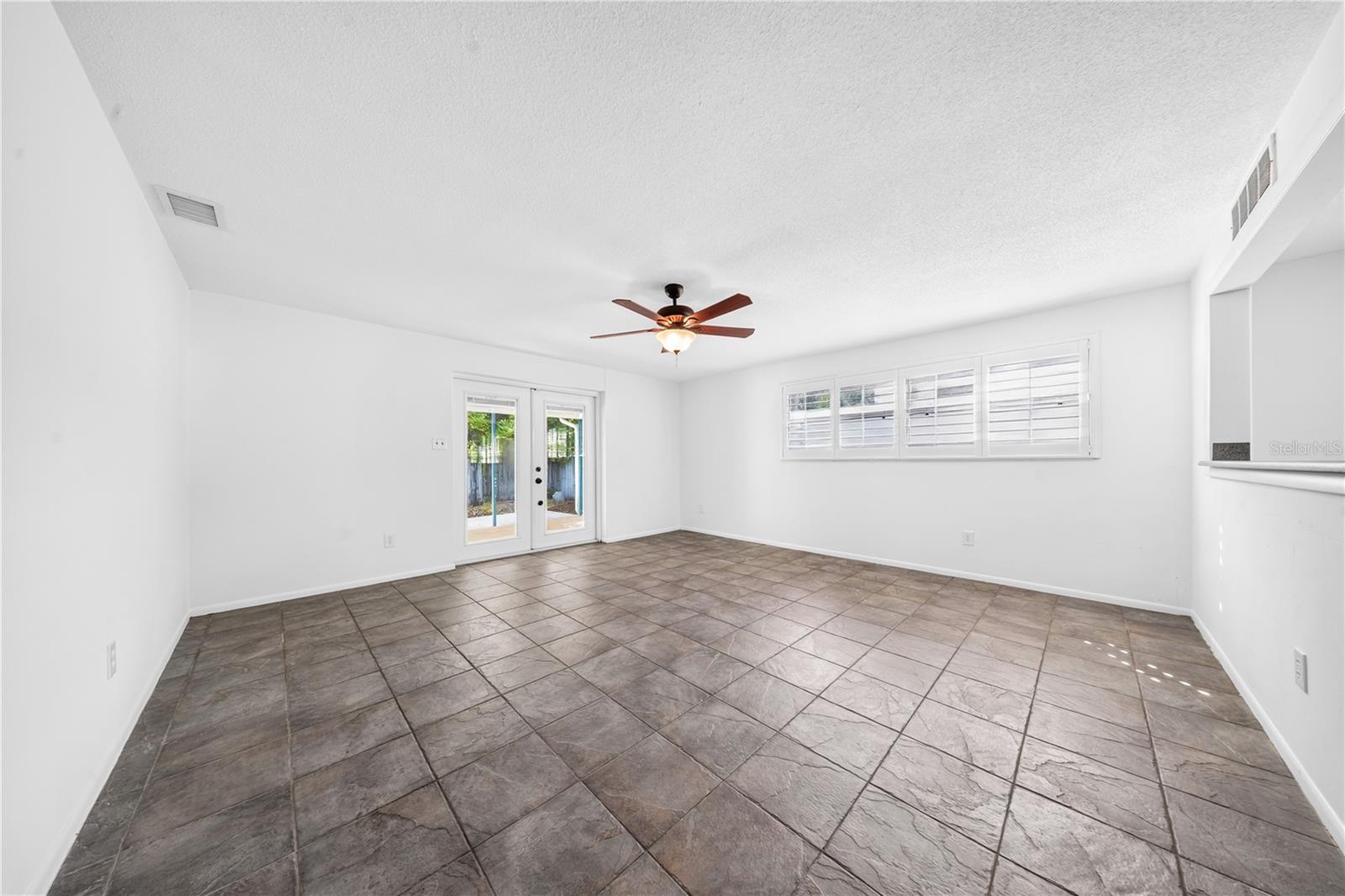 986 LEXINGTON DR — photo 9