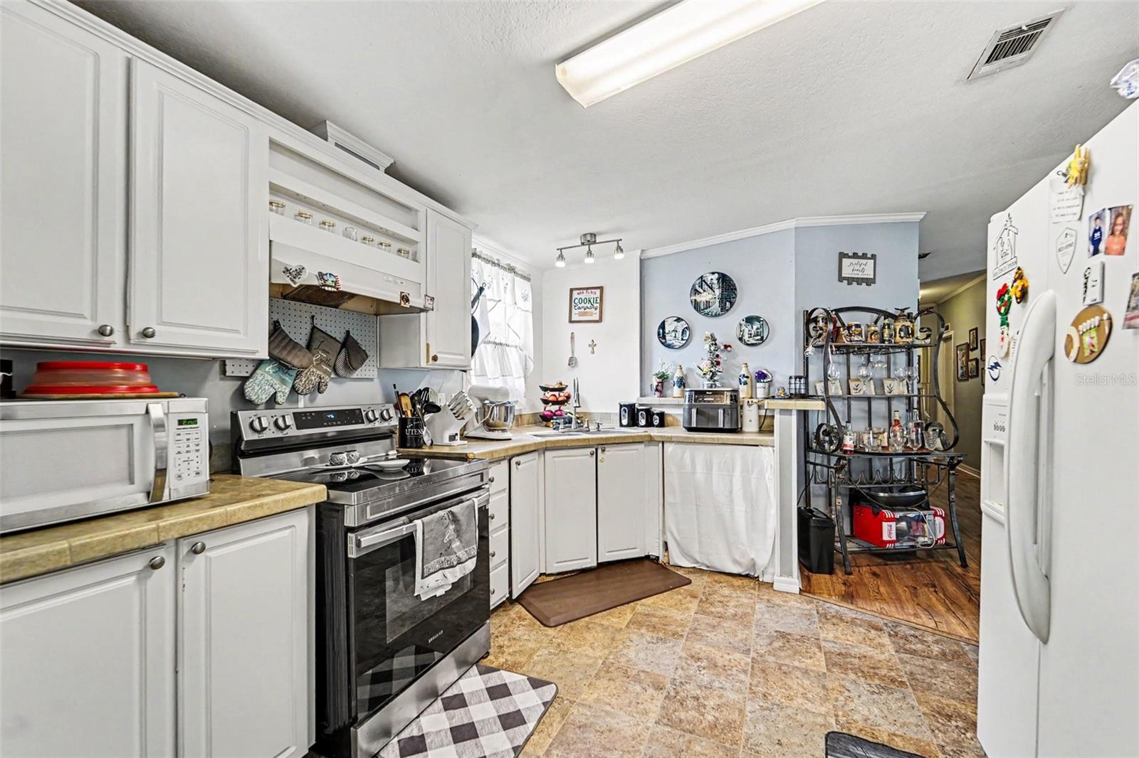 38030 LAWANDA LOOP — photo 2