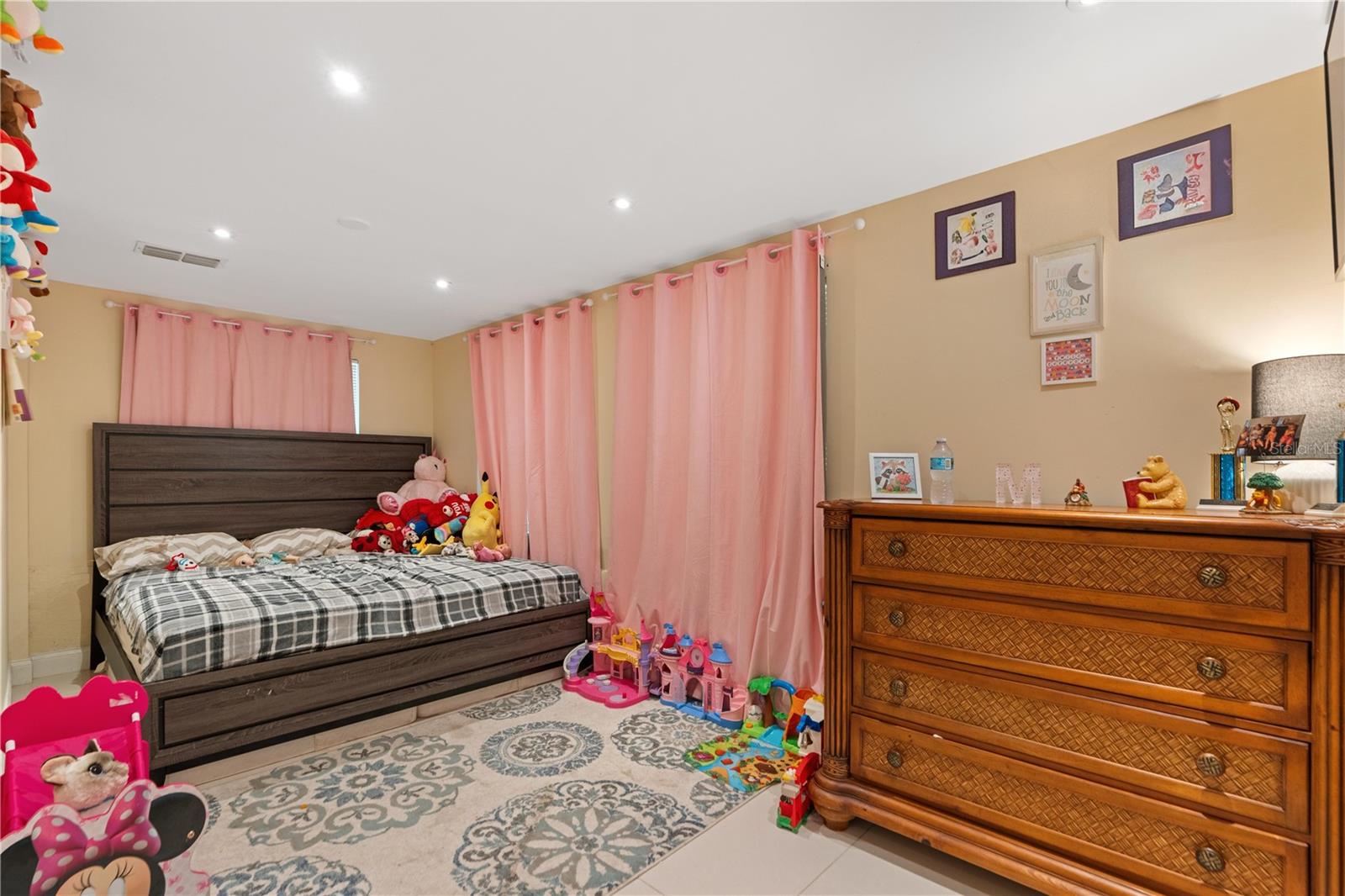 7803 CADILLAC AVE — photo 16