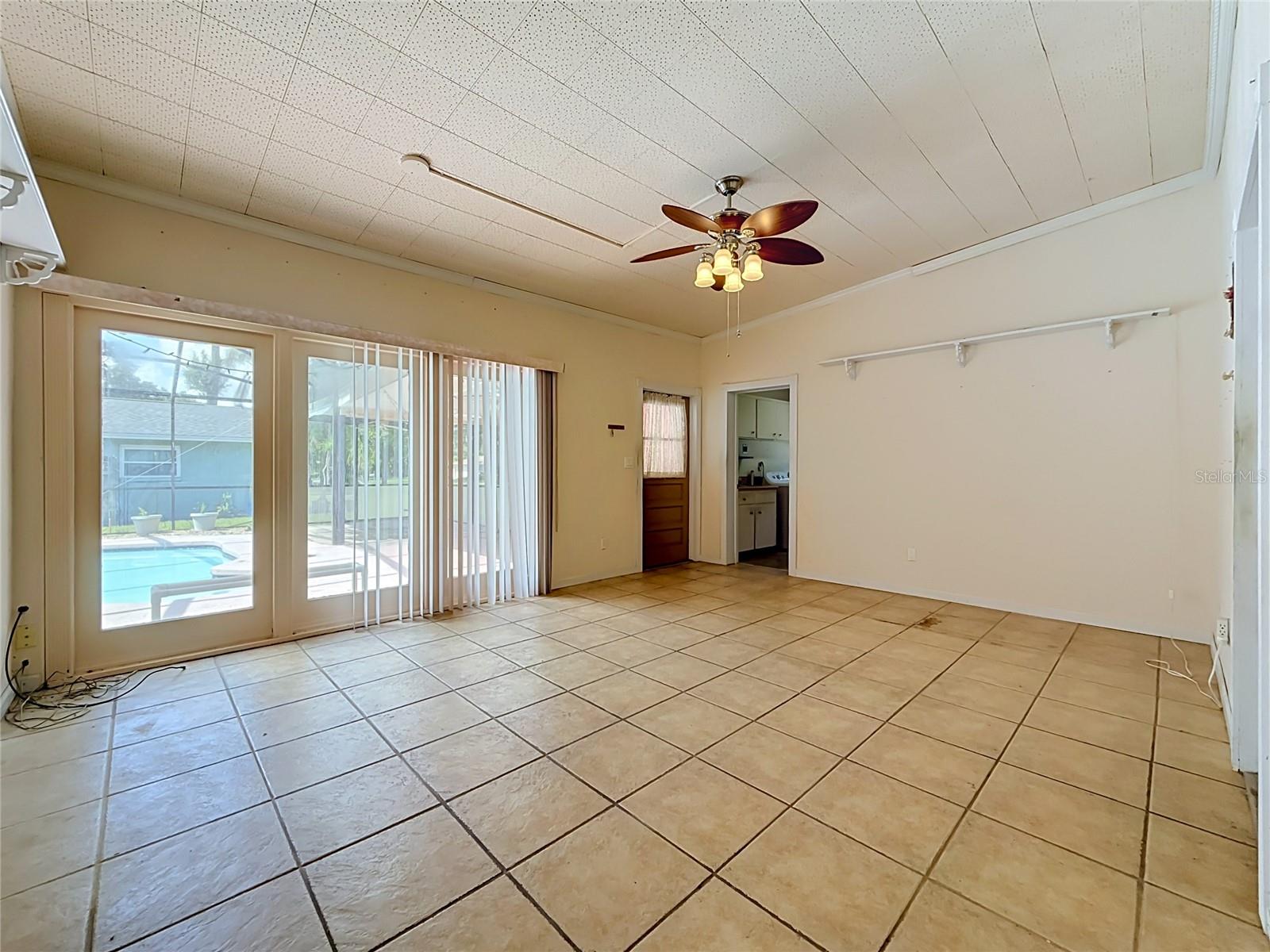 605 COURTNEY DR — photo 30