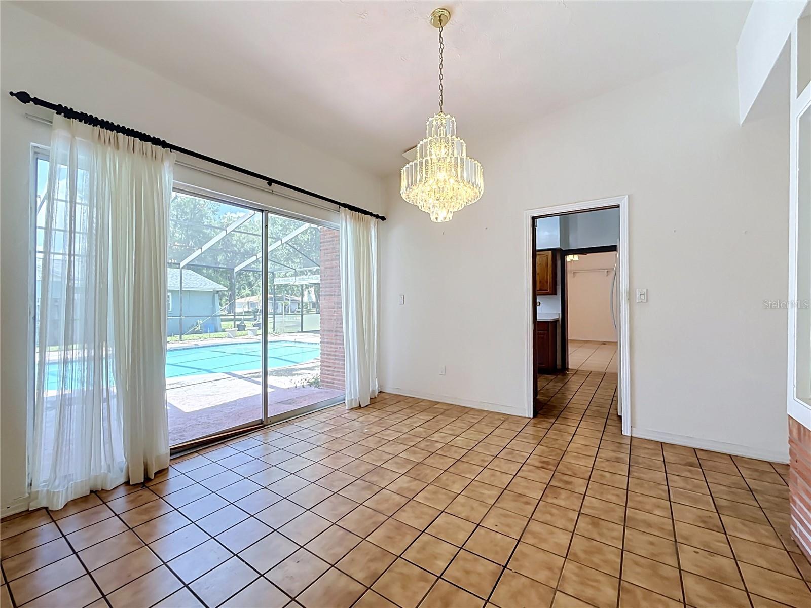 605 COURTNEY DR — photo 16