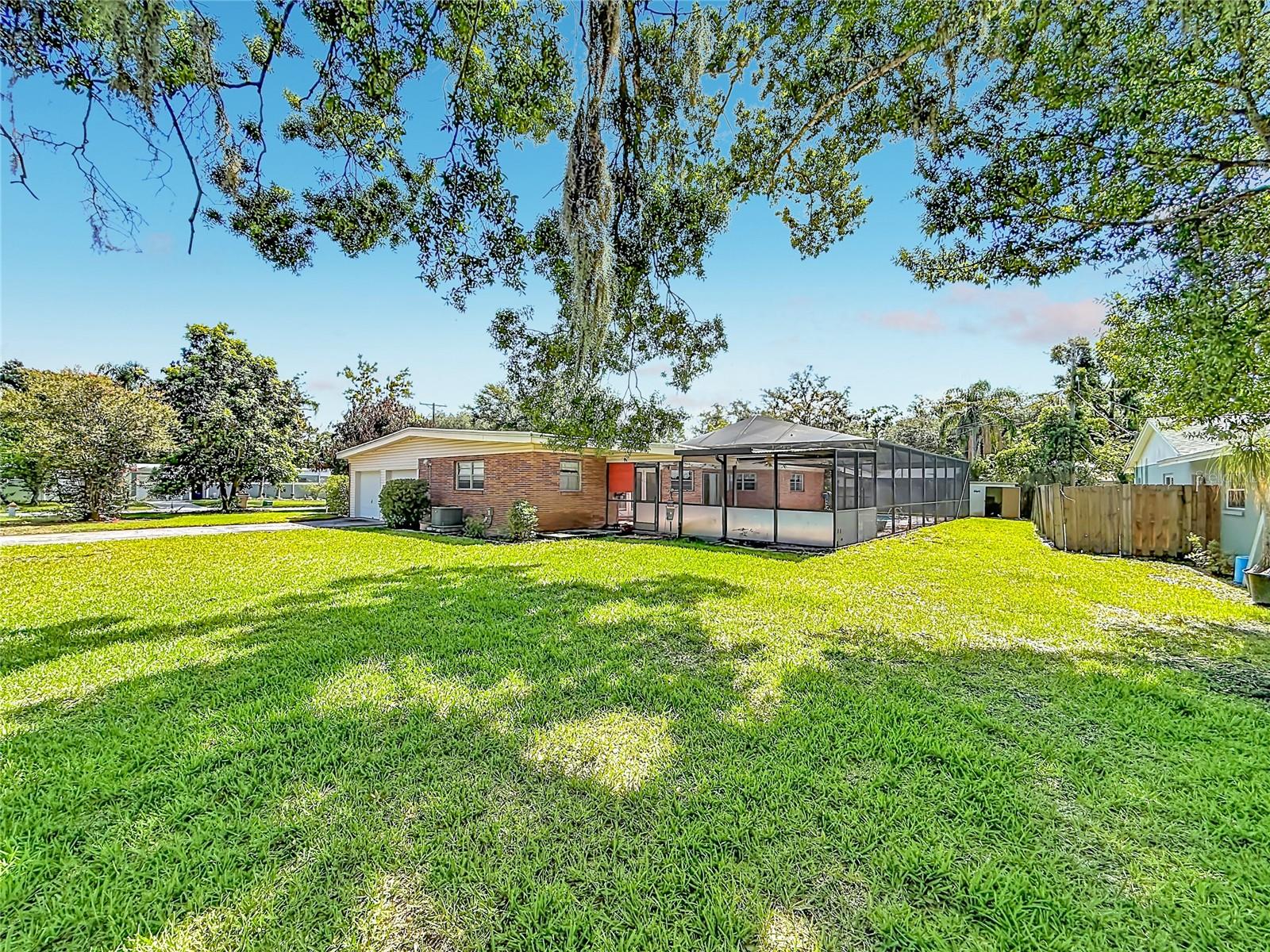 605 COURTNEY DR — photo 44