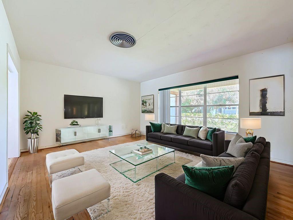 605 COURTNEY DR — photo 10