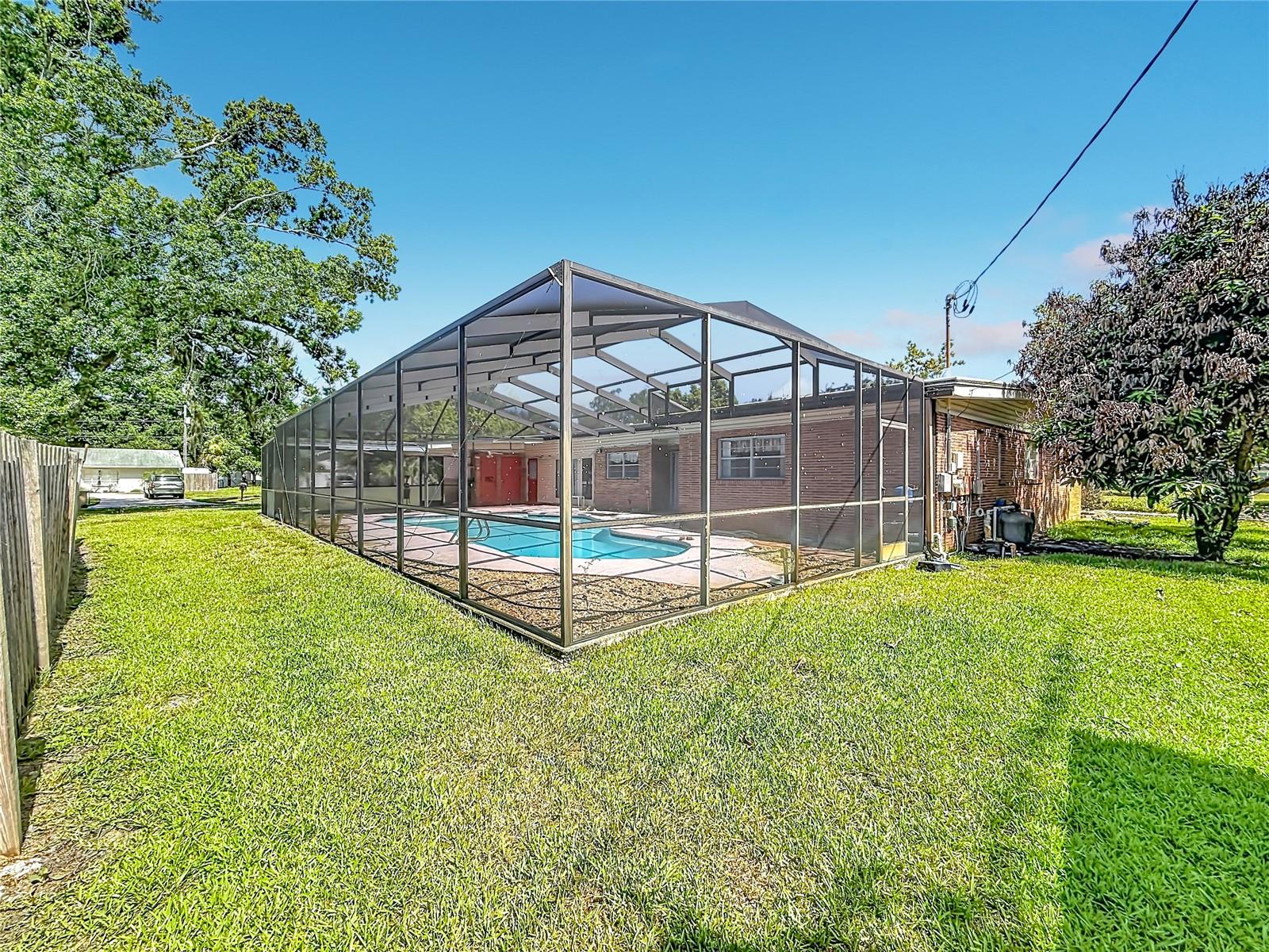 605 COURTNEY DR — photo 42