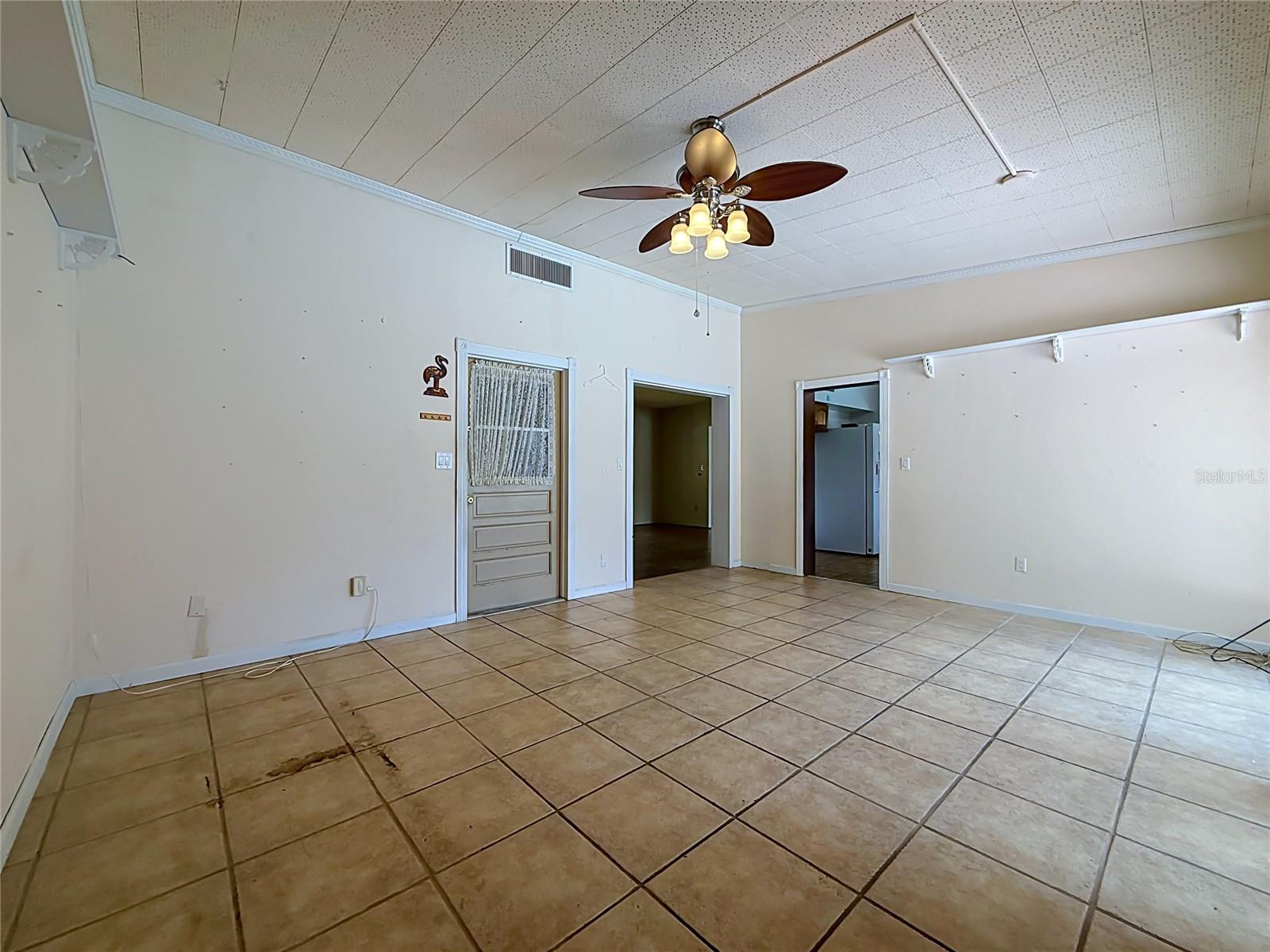 605 COURTNEY DR — photo 18