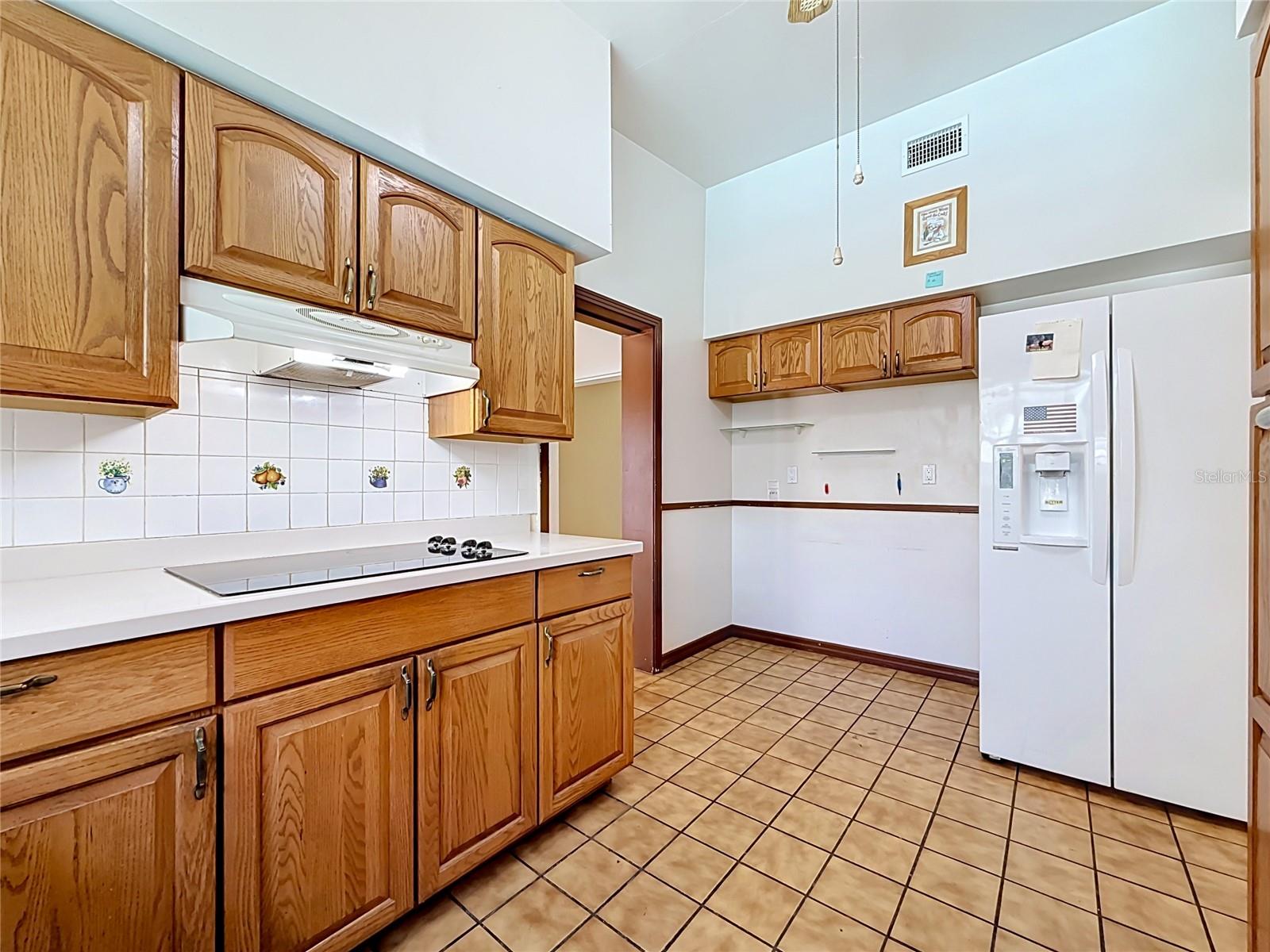 605 COURTNEY DR — photo 12