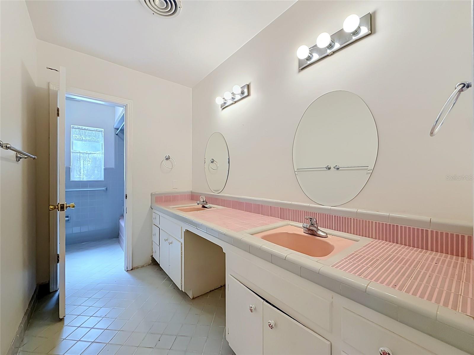 605 COURTNEY DR — photo 24