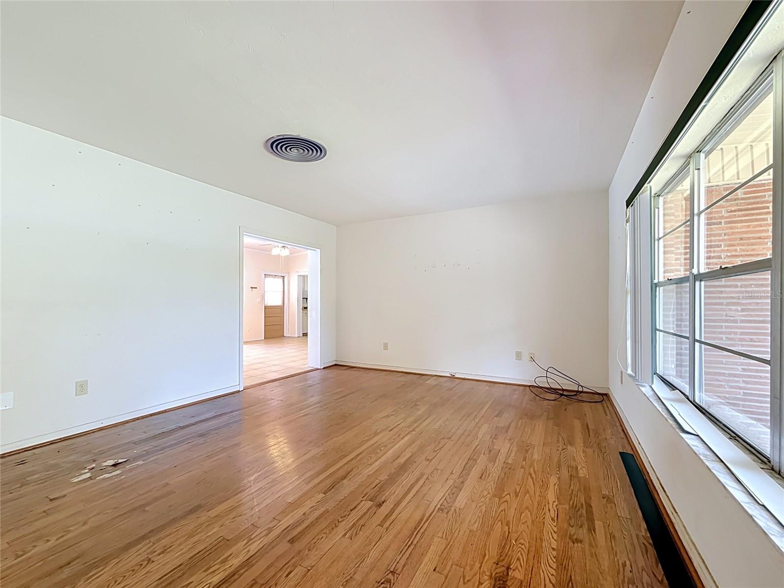 605 COURTNEY DR — photo 11