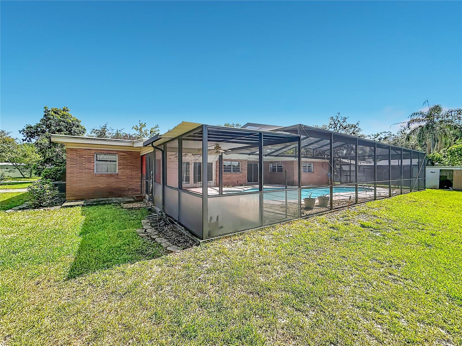 605 COURTNEY DR — photo 43