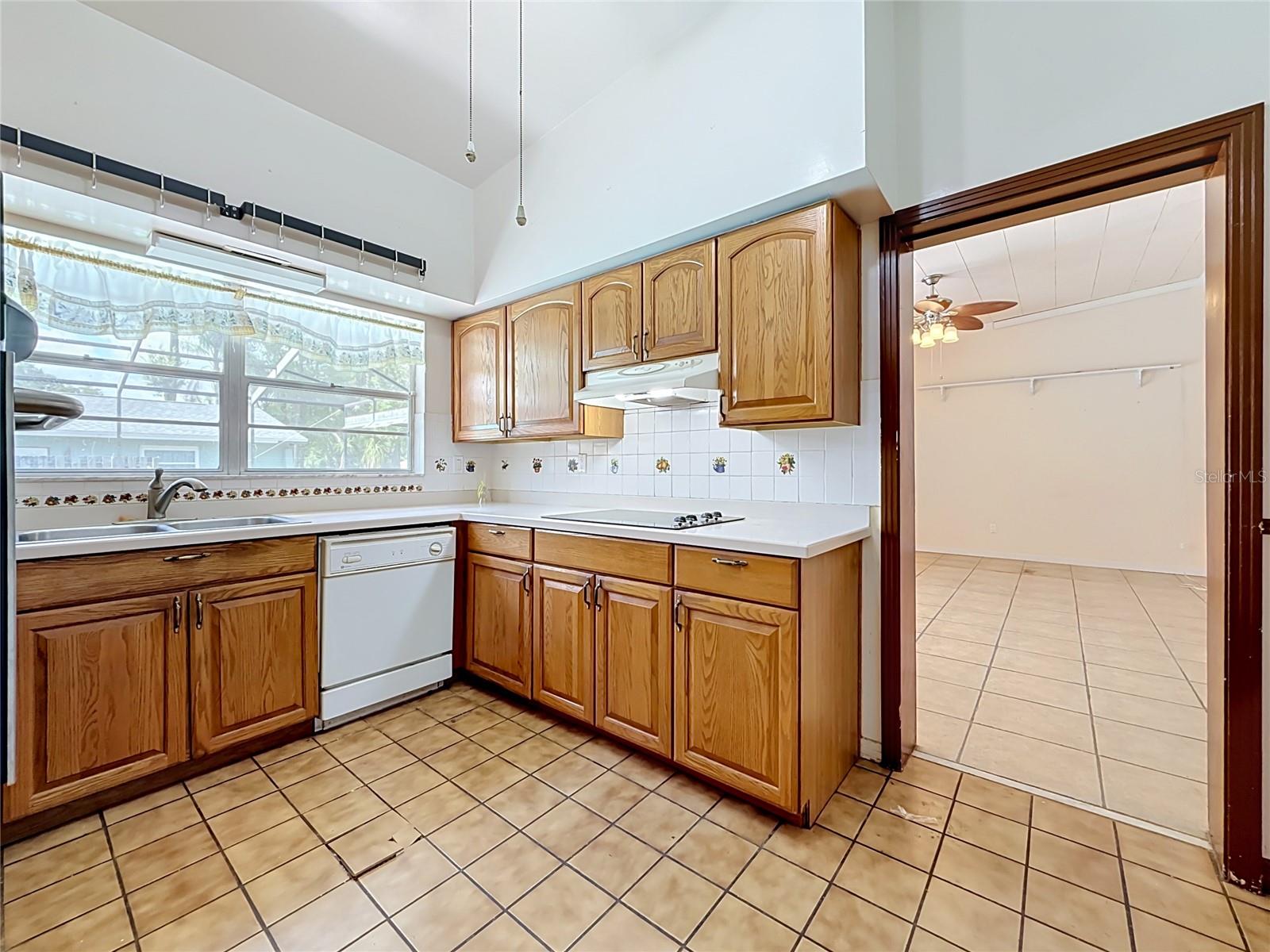 605 COURTNEY DR — photo 14