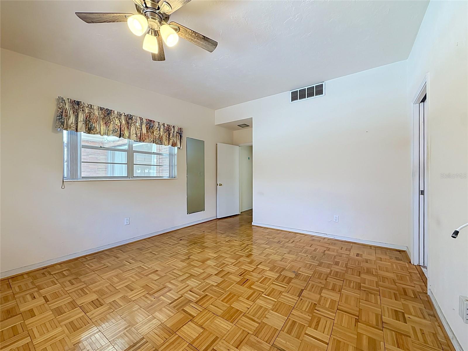 605 COURTNEY DR — photo 20