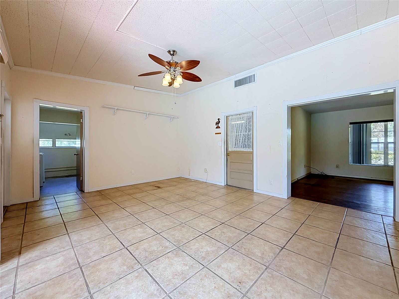 605 COURTNEY DR — photo 31