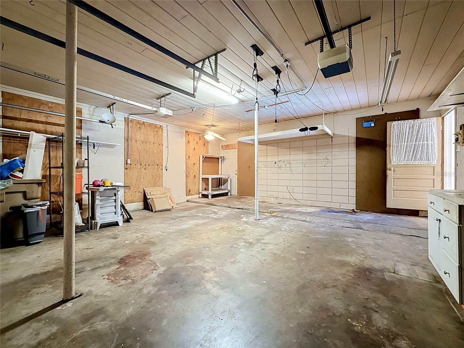 605 COURTNEY DR — photo 36