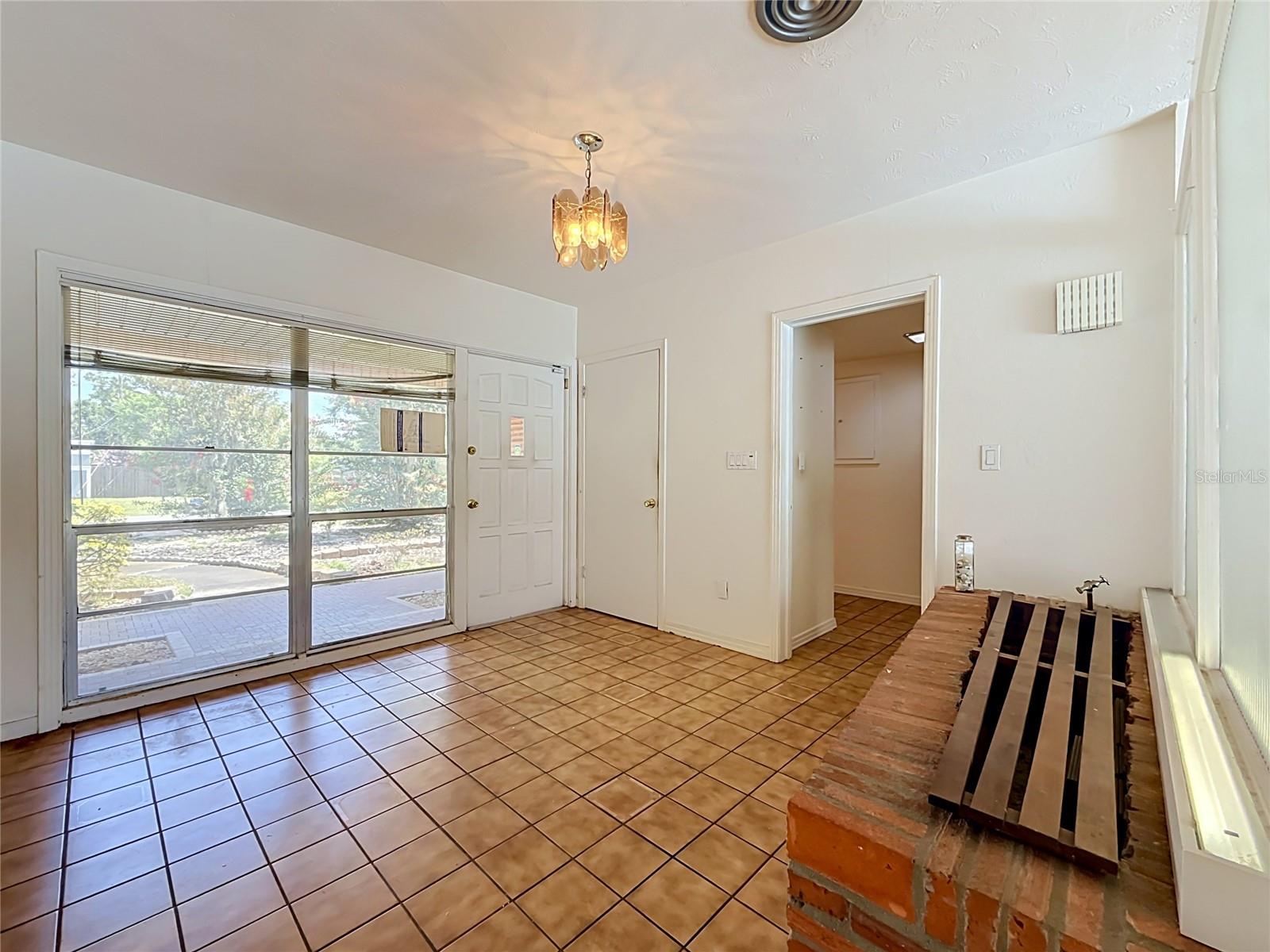 605 COURTNEY DR — photo 9