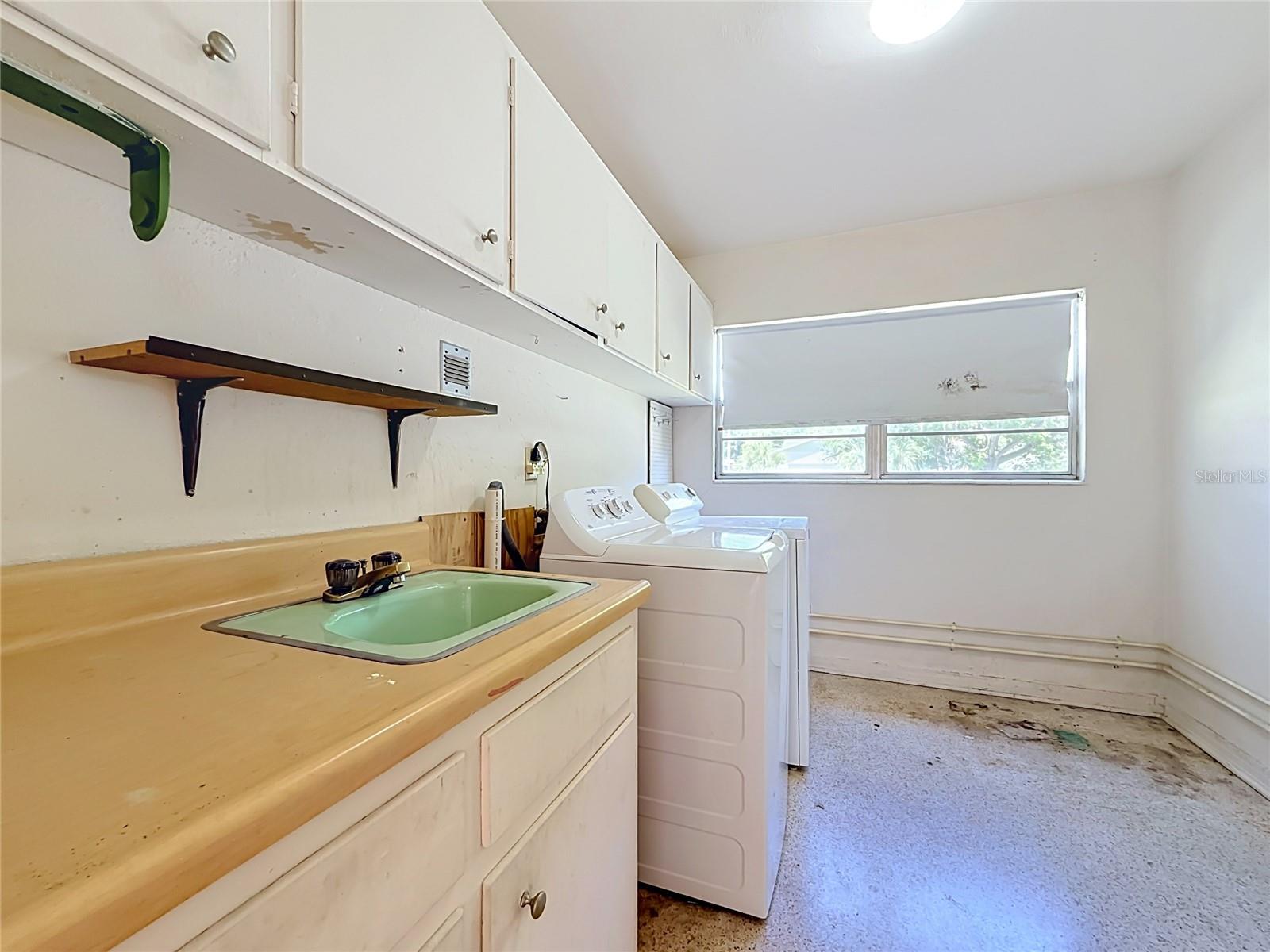 605 COURTNEY DR — photo 33
