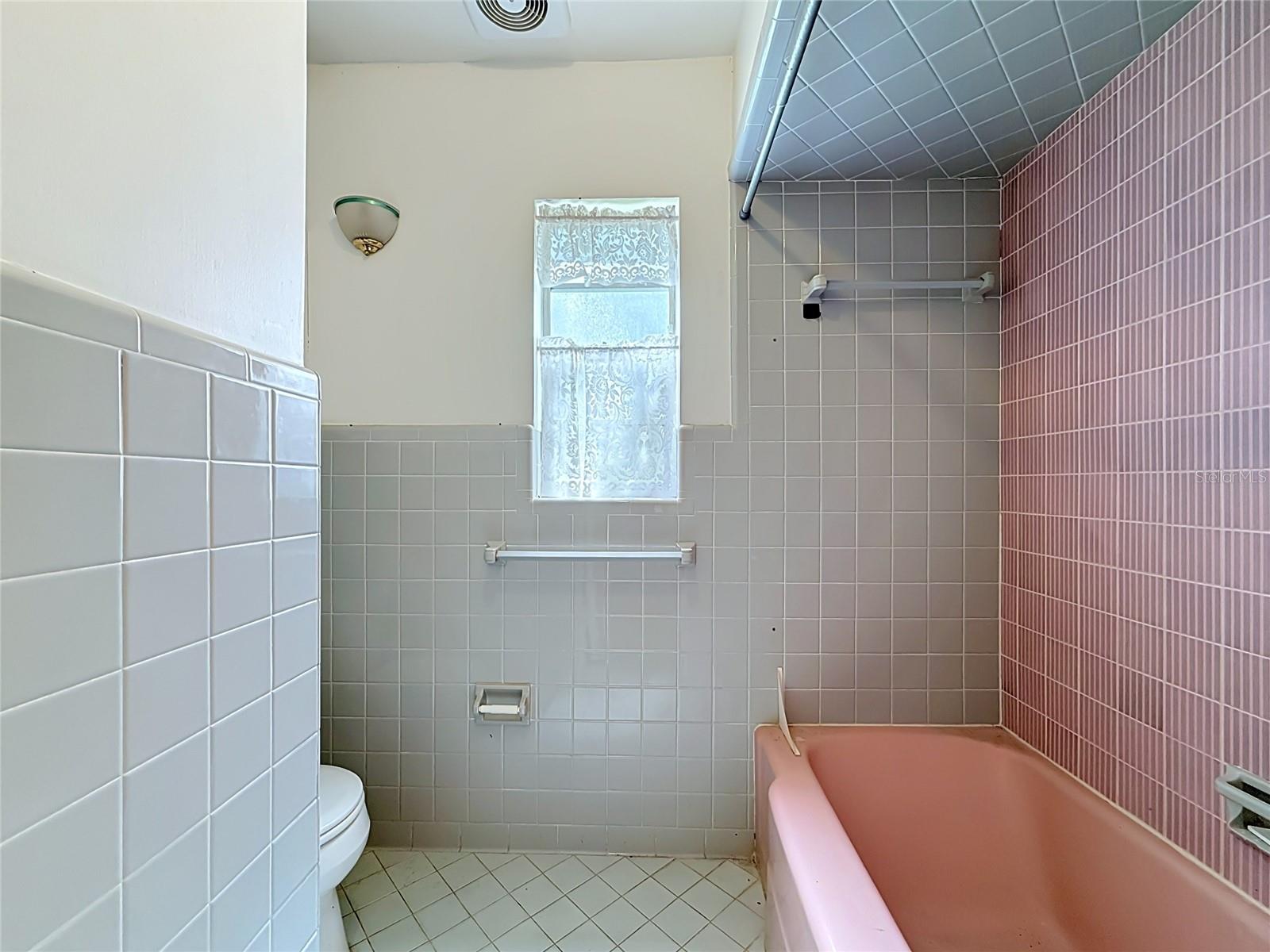 605 COURTNEY DR — photo 25