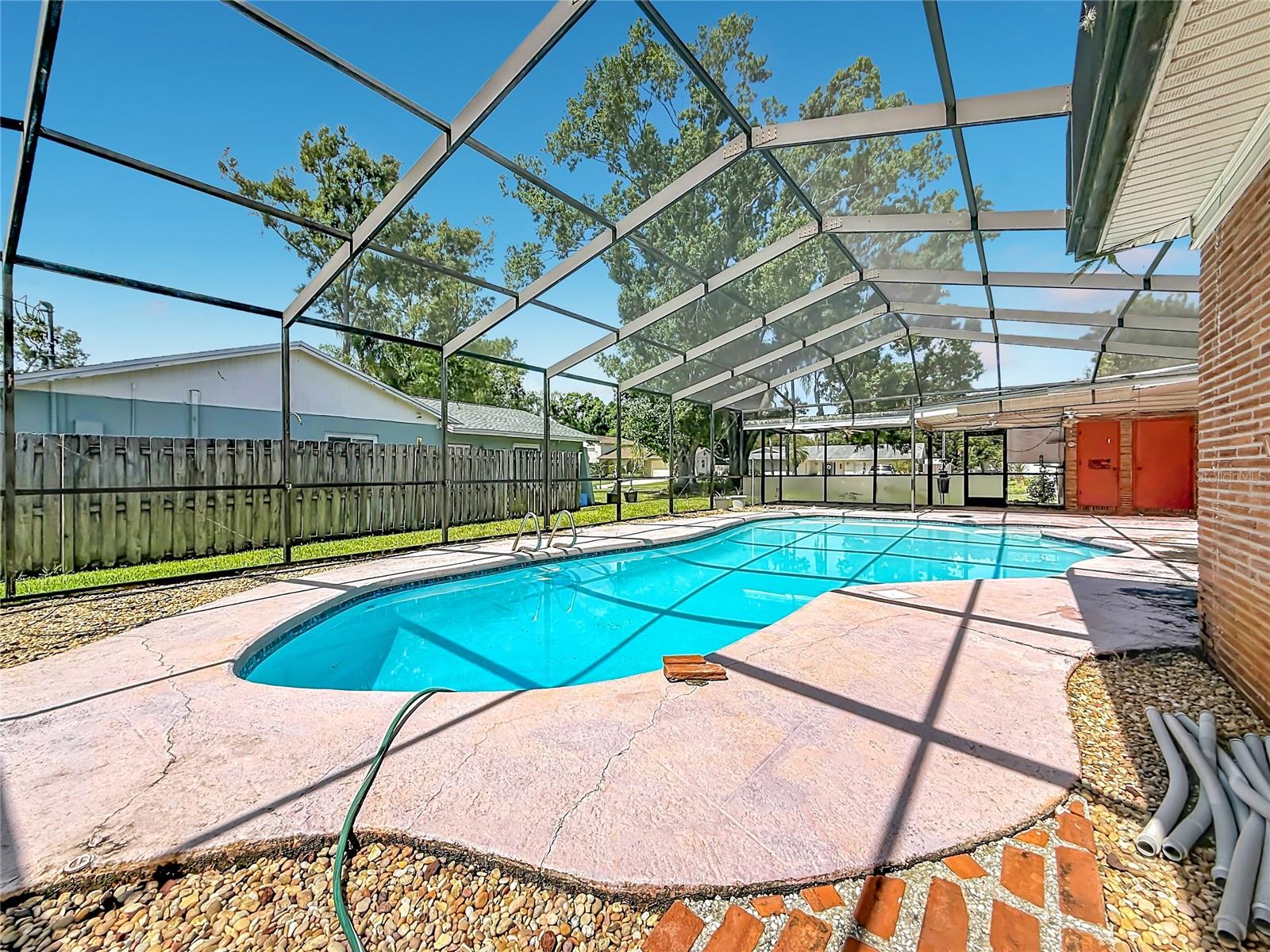 605 COURTNEY DR — photo 40