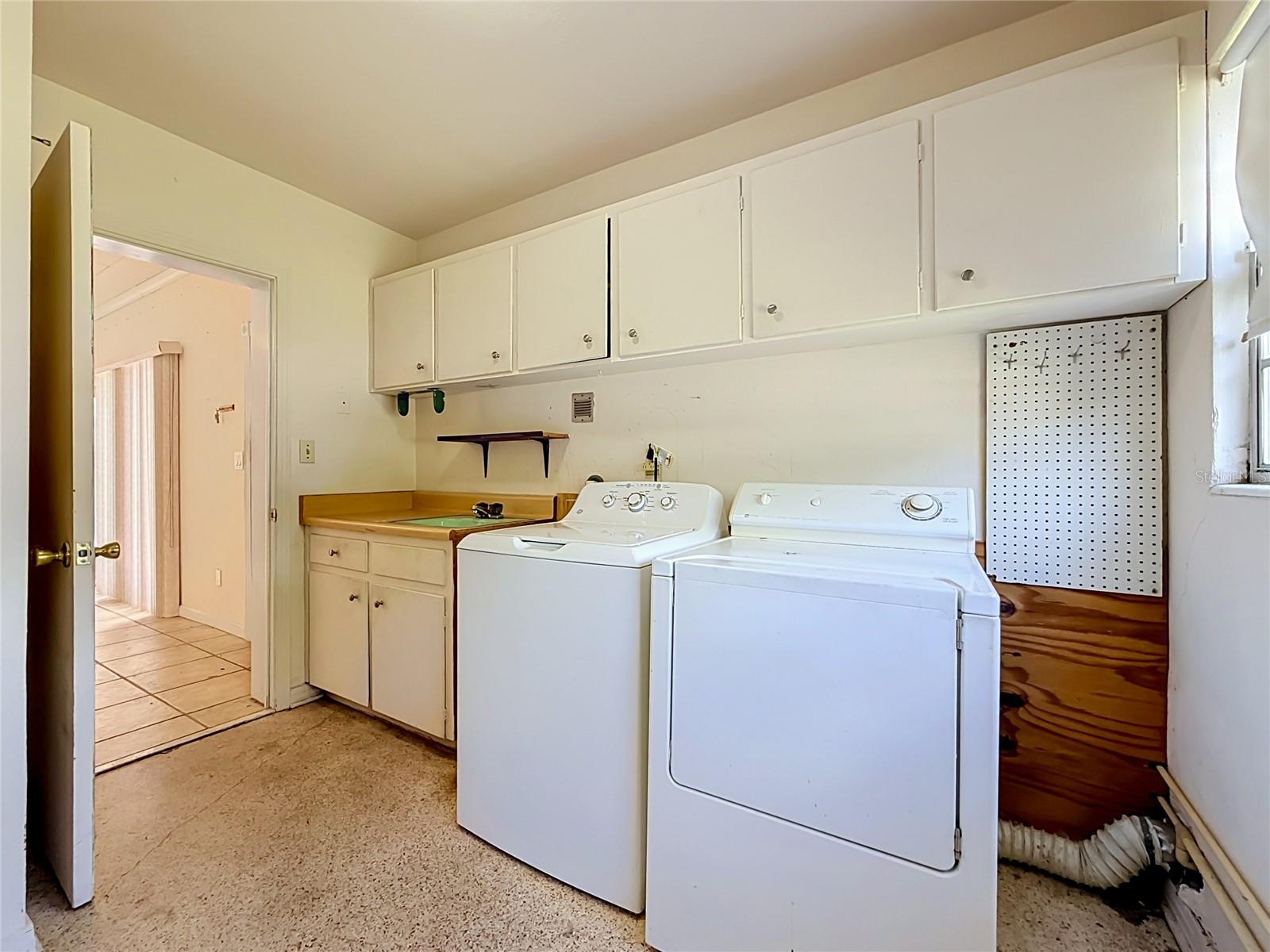 605 COURTNEY DR — photo 34