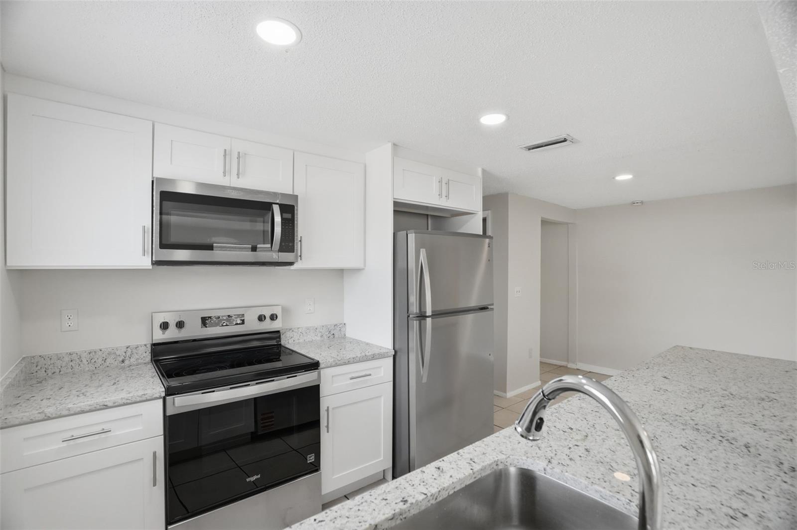 6430 BALDWYN AVE — photo 12