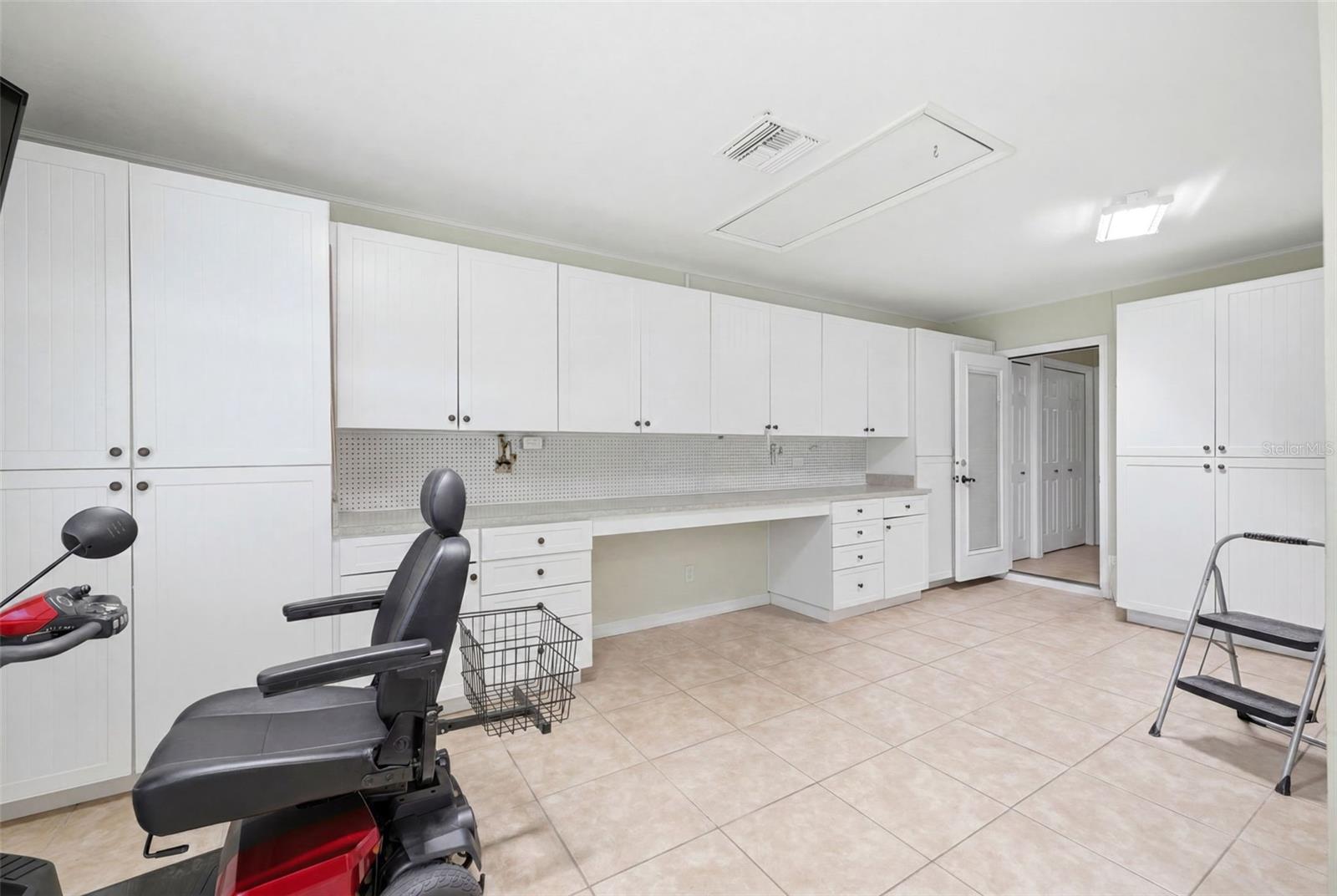 9116 LAKEVIEW DR — photo 36