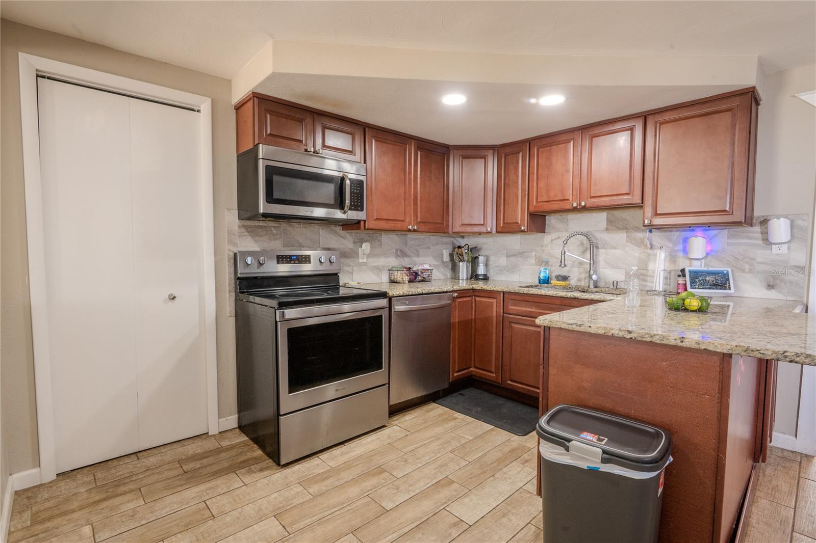1050 DEAL LN — photo 3
