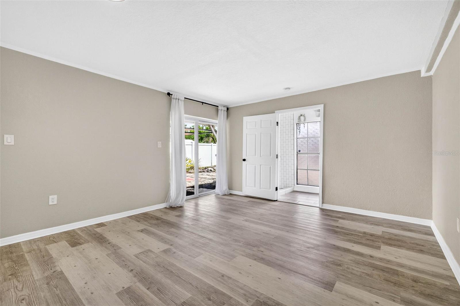 1601 E PARIS ST — photo 28