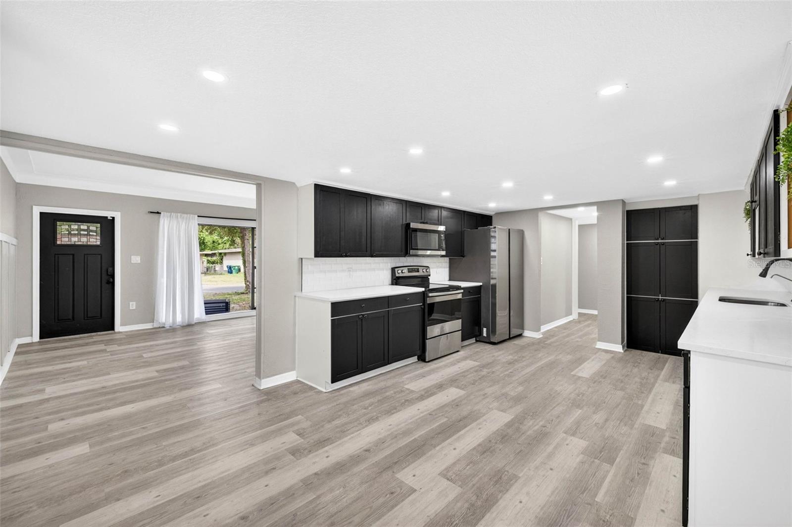 1601 E PARIS ST — photo 11