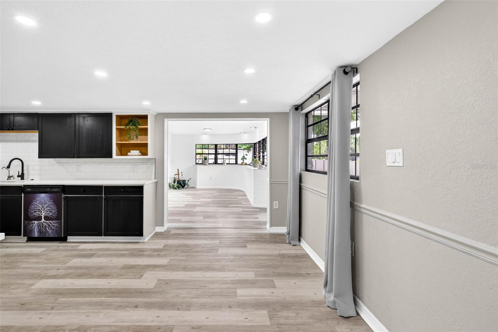 1601 E PARIS ST — photo 10