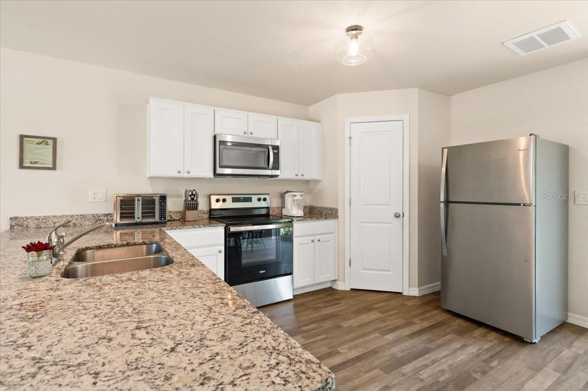 2737 E PRICE BLVD — photo 9