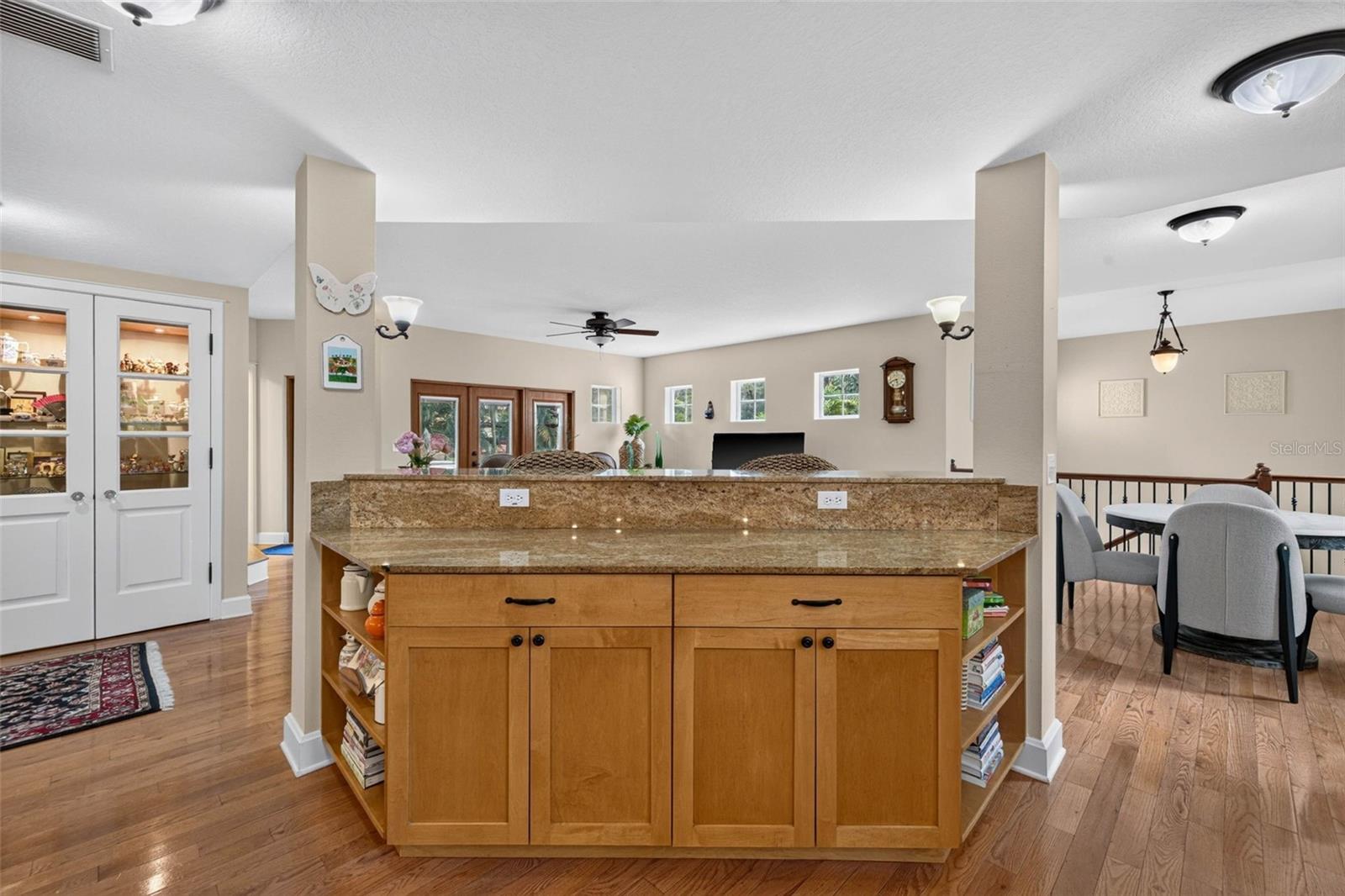 322 ROEBLING RD S — photo 8