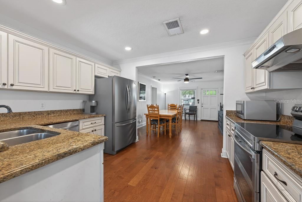 1715 S HUBERT AVE — photo 16