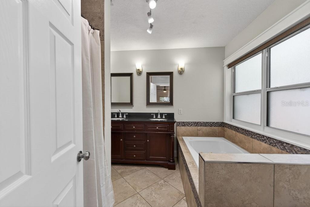 1715 S HUBERT AVE — photo 25