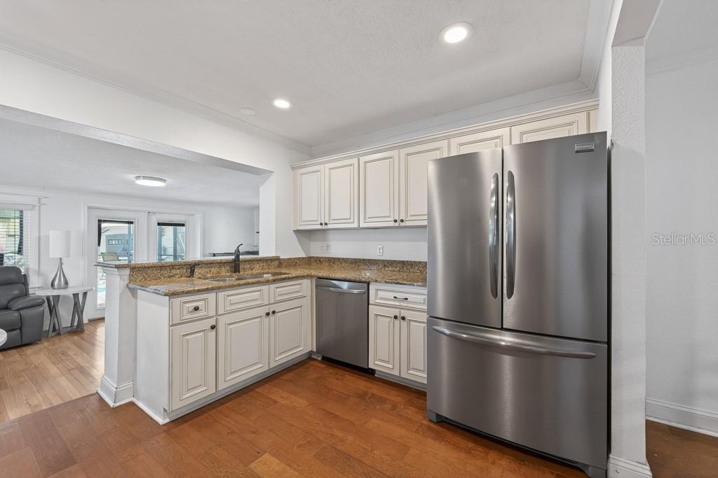 1715 S HUBERT AVE — photo 12