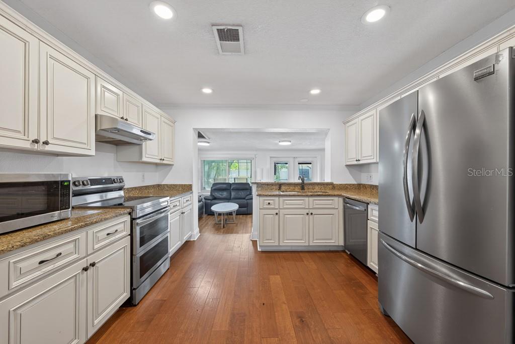 1715 S HUBERT AVE — photo 10