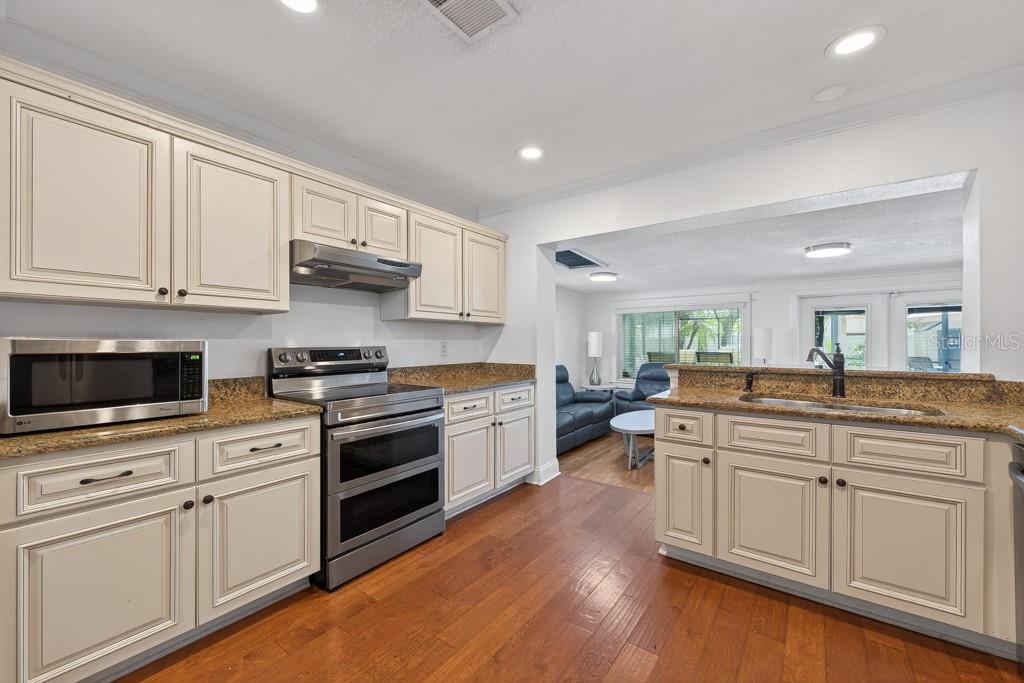 1715 S HUBERT AVE — photo 13