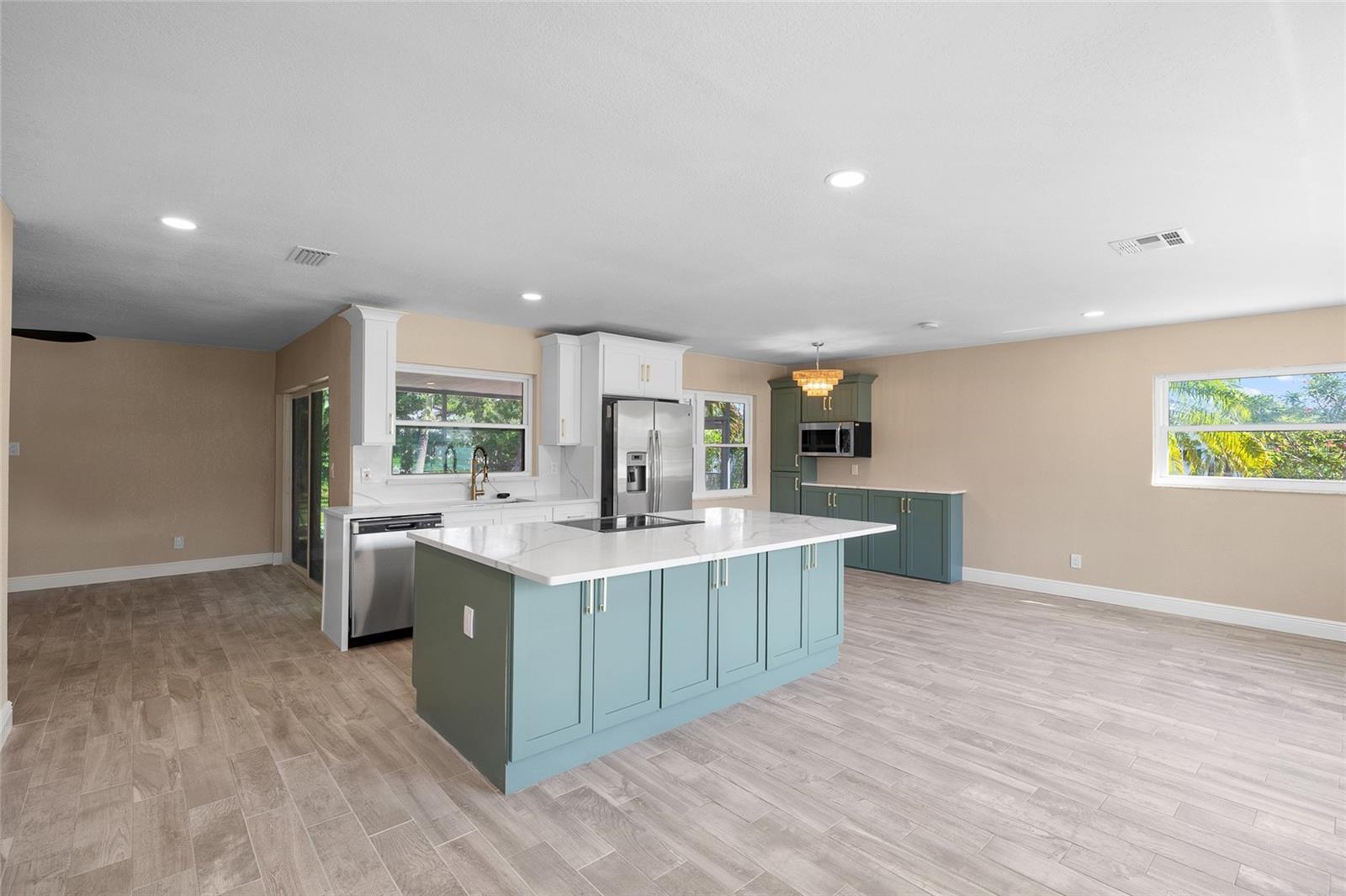 5901 DENVER ST NE — photo 4