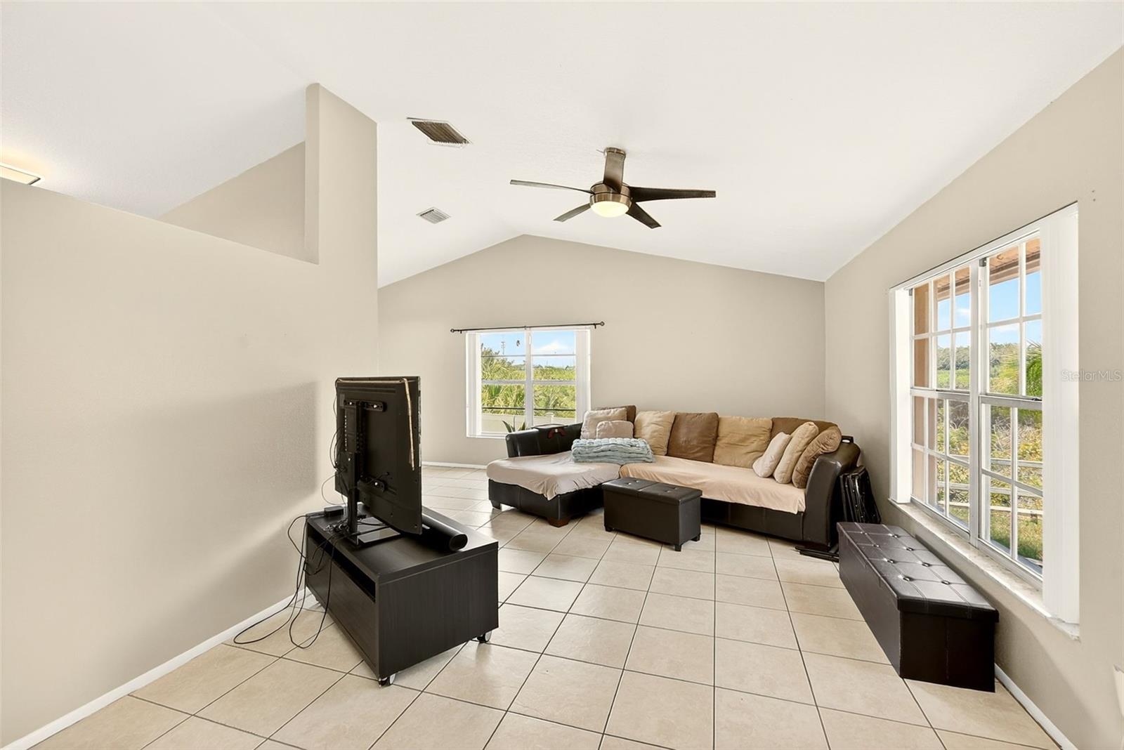 1400 CLUB DR — photo 3