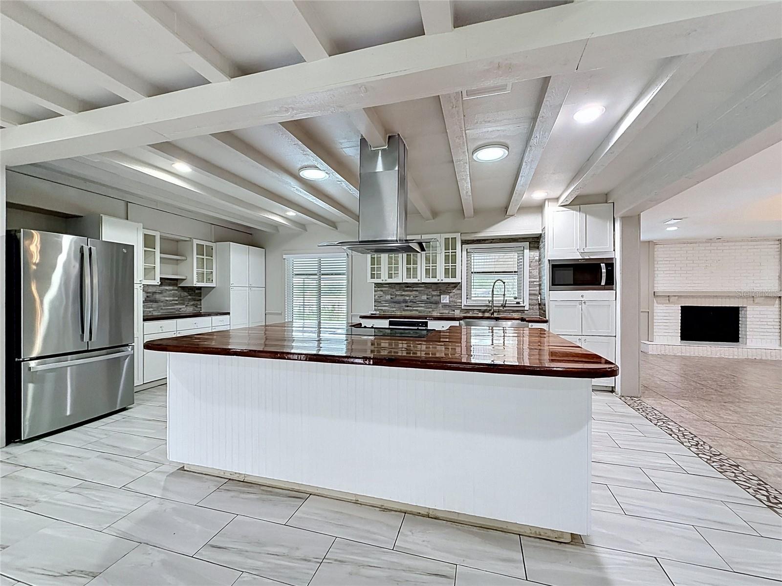 912 SHANGRI LA DR — photo 3