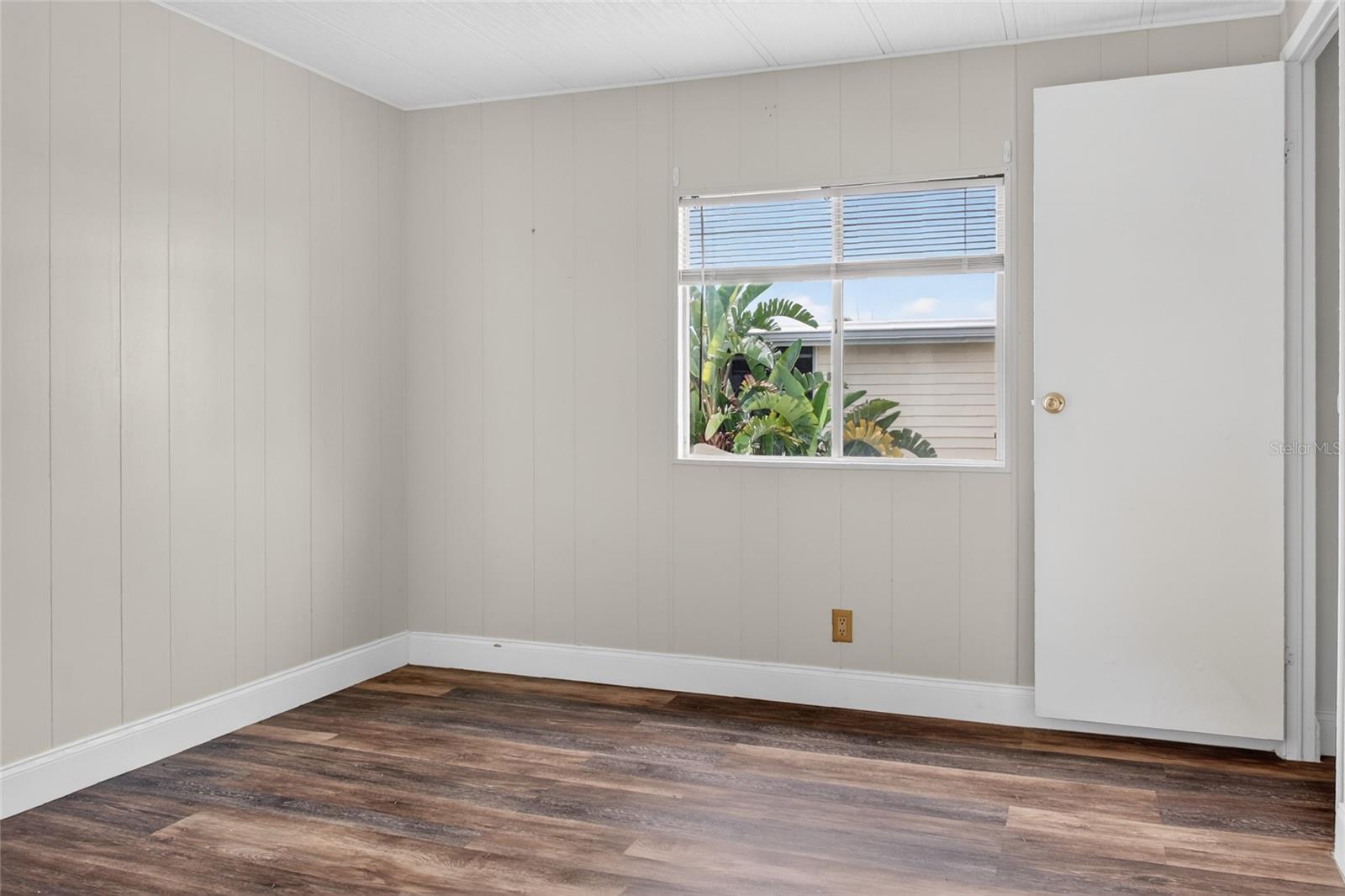 498 LONGWOOD DR — photo 25