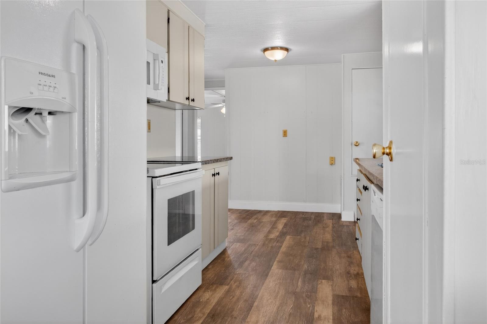 498 LONGWOOD DR — photo 13