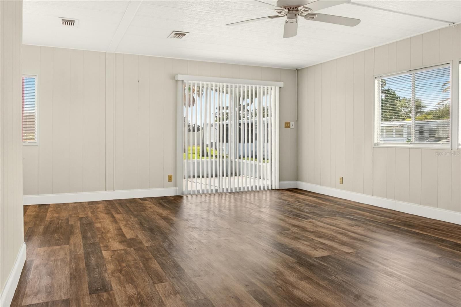 498 LONGWOOD DR — photo 16