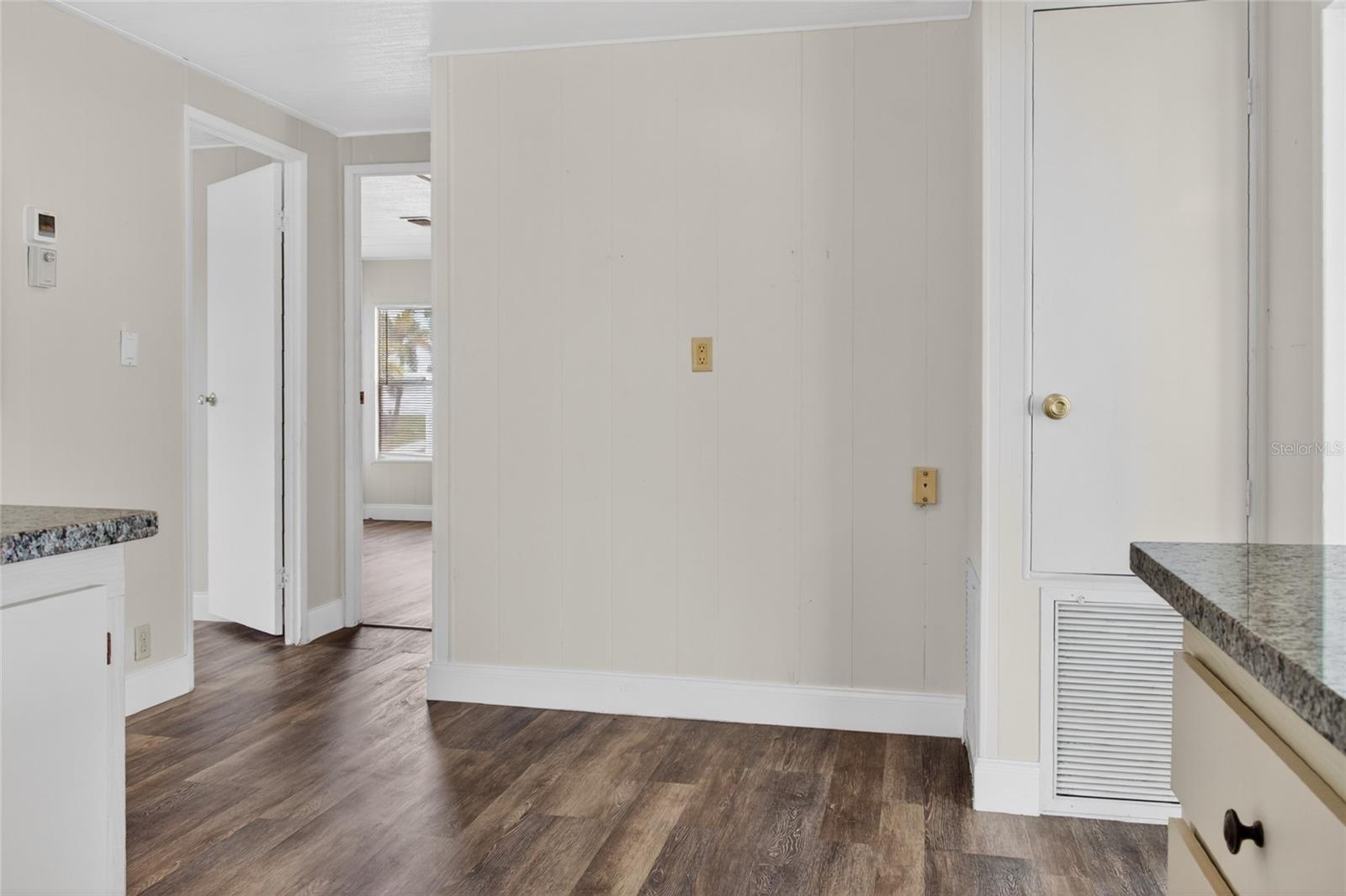 498 LONGWOOD DR — photo 11