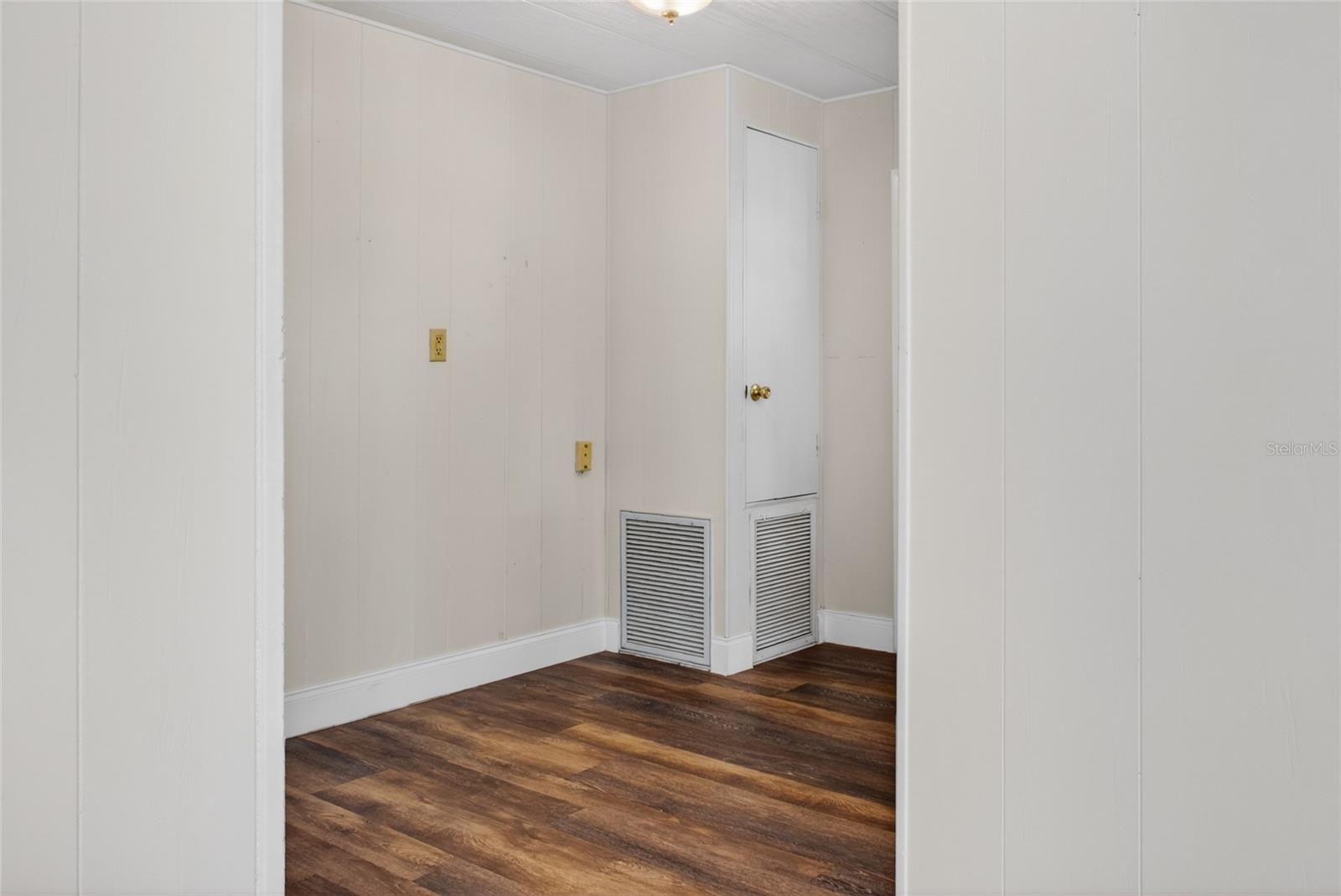 498 LONGWOOD DR — photo 17